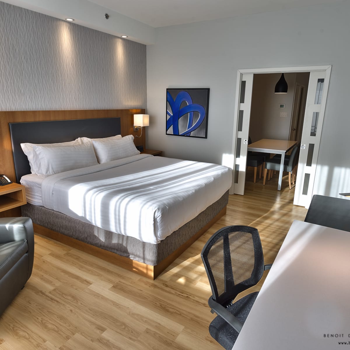 Holiday Inn Express & Suites Vaudreuil-Dorion - Room