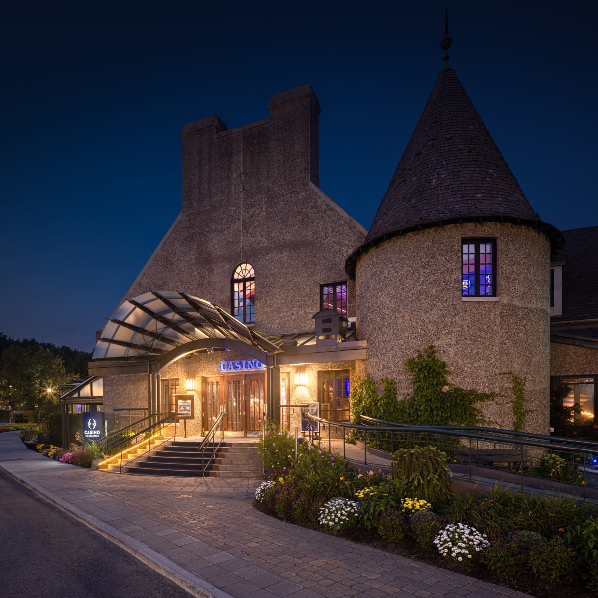 Entrée hôtel-casino de Charlevoix.