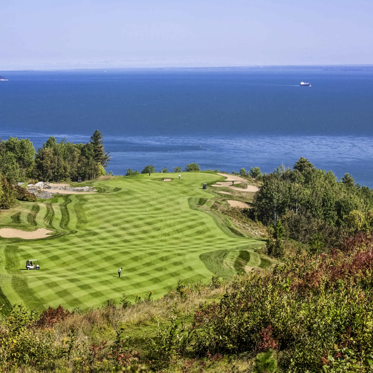 Golf de Charlevoix avec vue sur le fleuve Saint-Laurent.