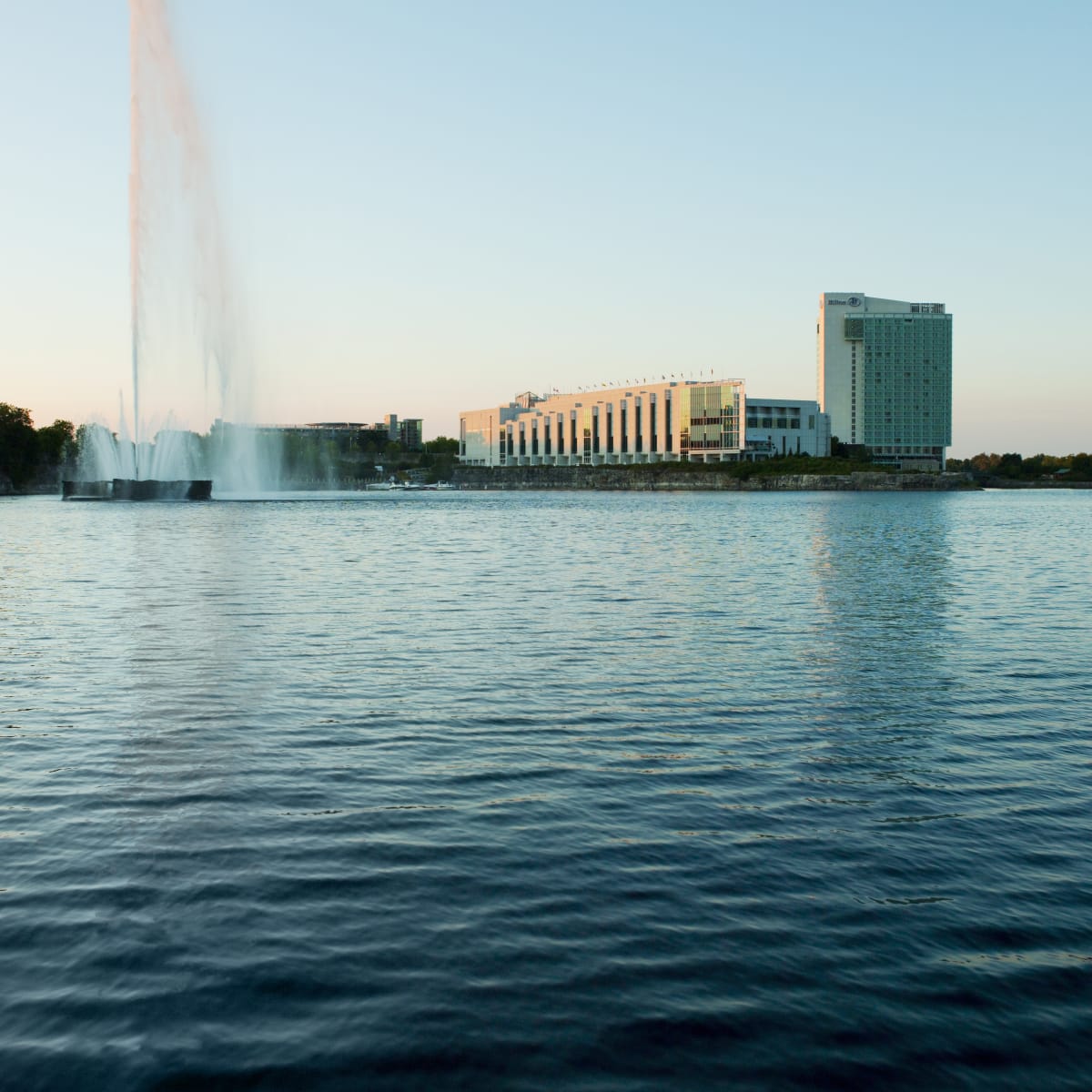 Photo de l'hôtel prise de l'autre côté du Lac-Leamy.