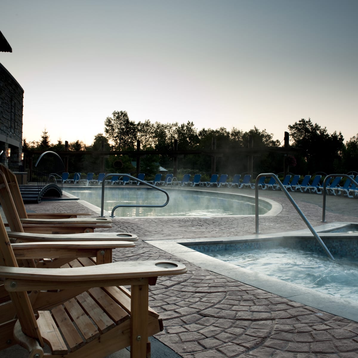 Spa et piscine extérieurs de l'hôtel.