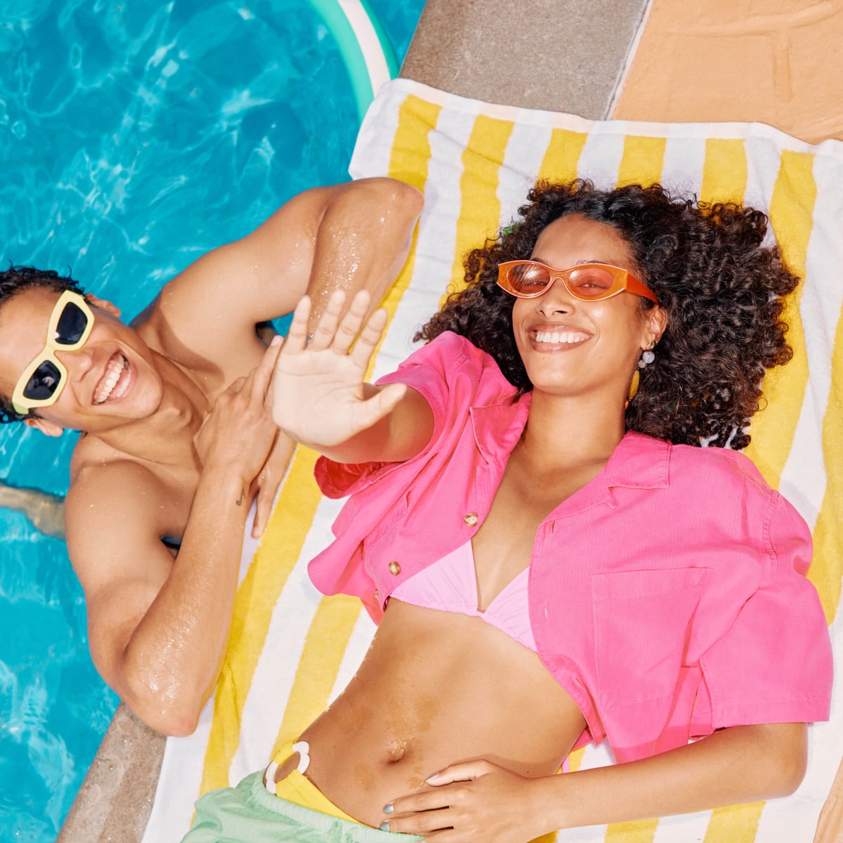 Un couple sur le bord de la piscine.