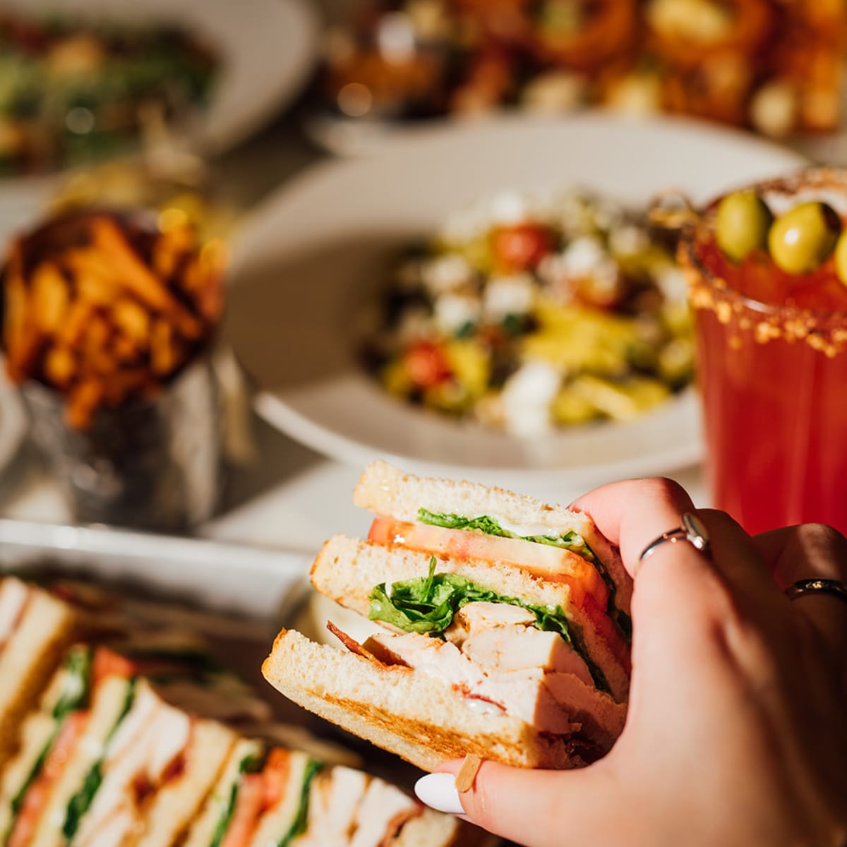 Un club sandwich avec un bloody caesar.