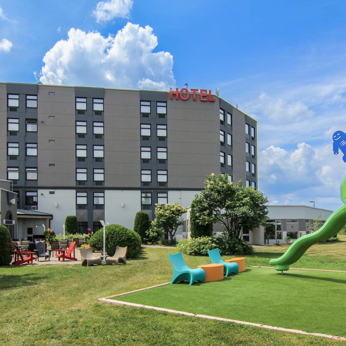 Extérieur de l'hôtel avec le parc de jeux pour les enfants