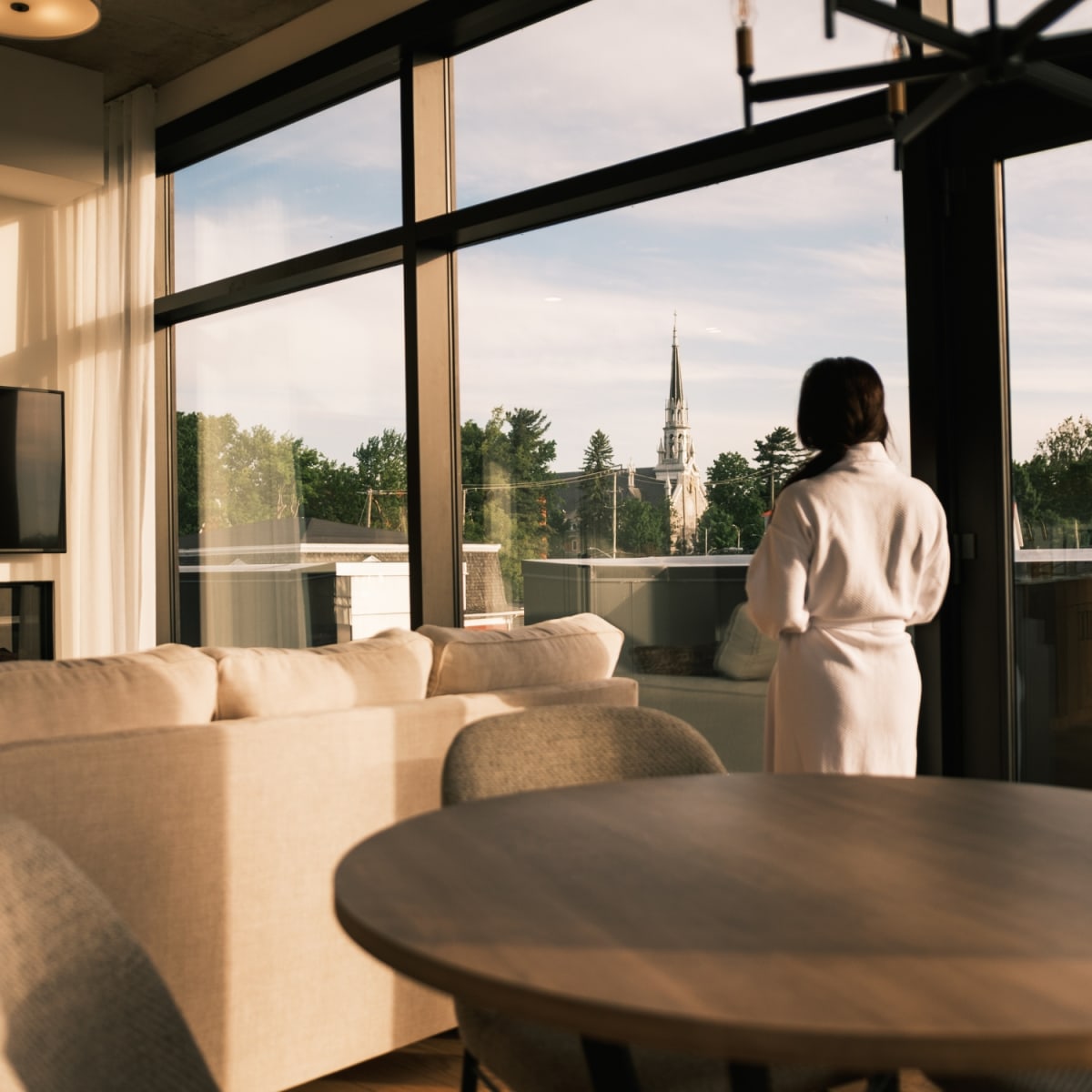 Femme en peignoir dans une hébergement de style condo