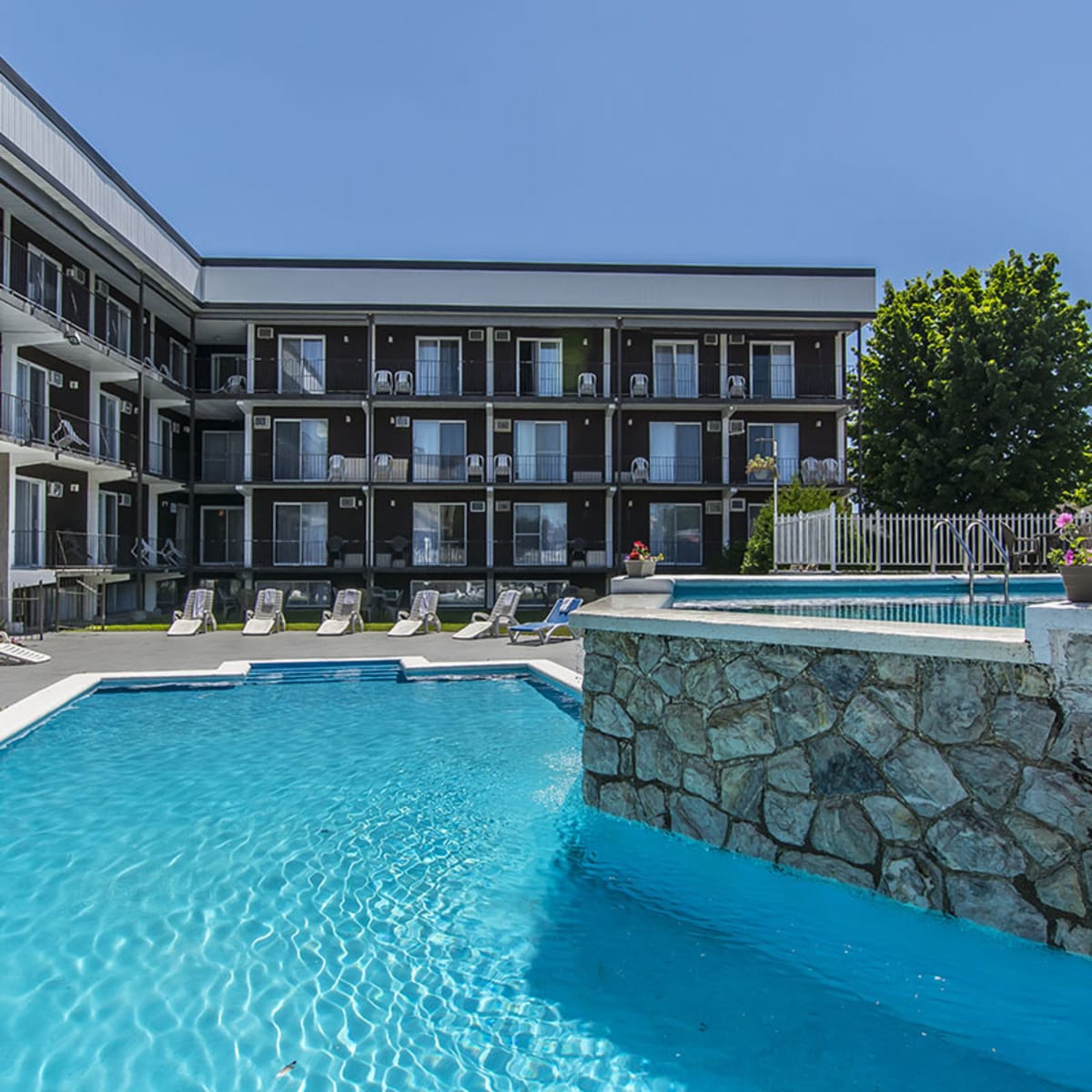 Hotel Le Principal - Piscine extérieure de l'hôtel