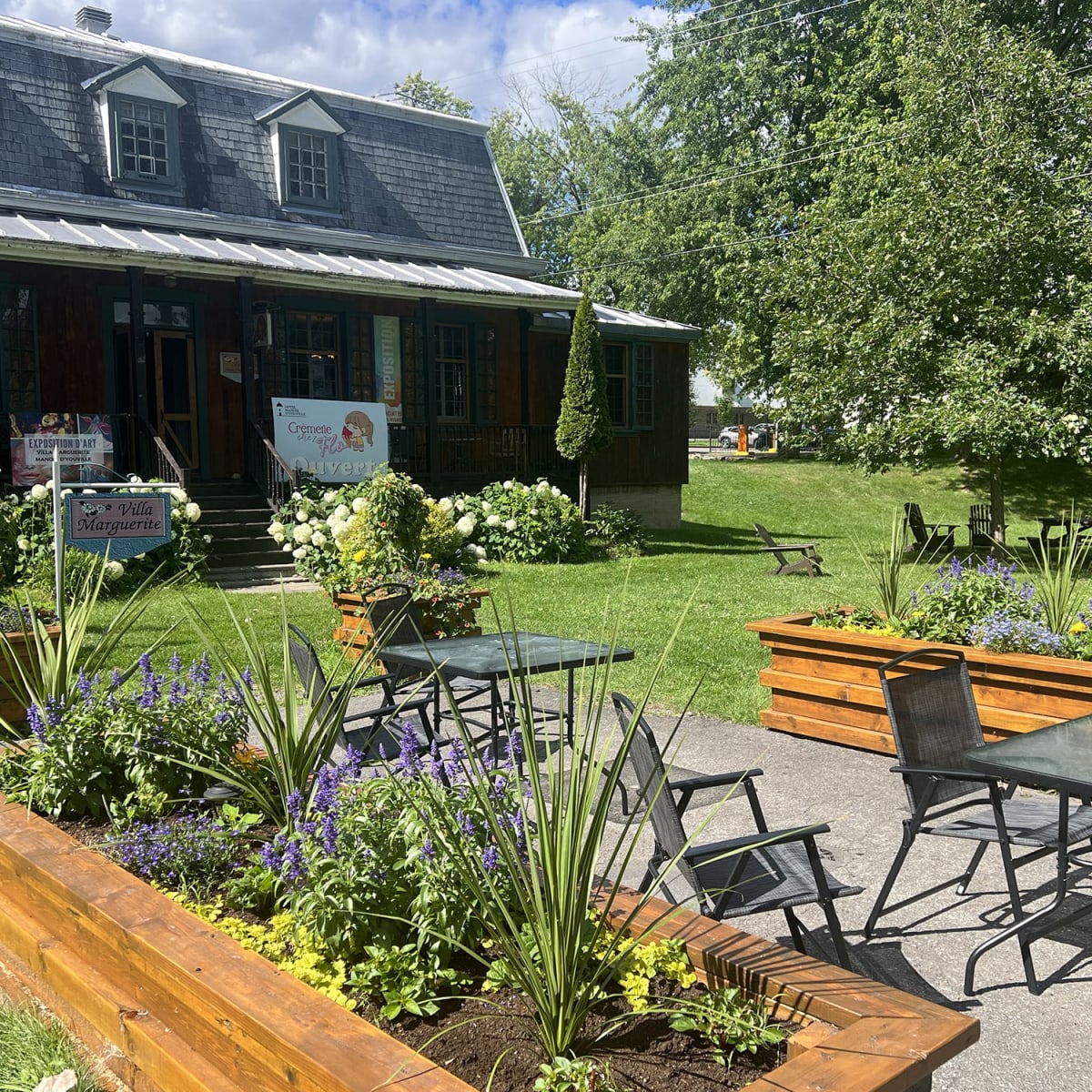 Exterior of Chez Flo ice cream shop at Hôtel Manoir d’Youville.