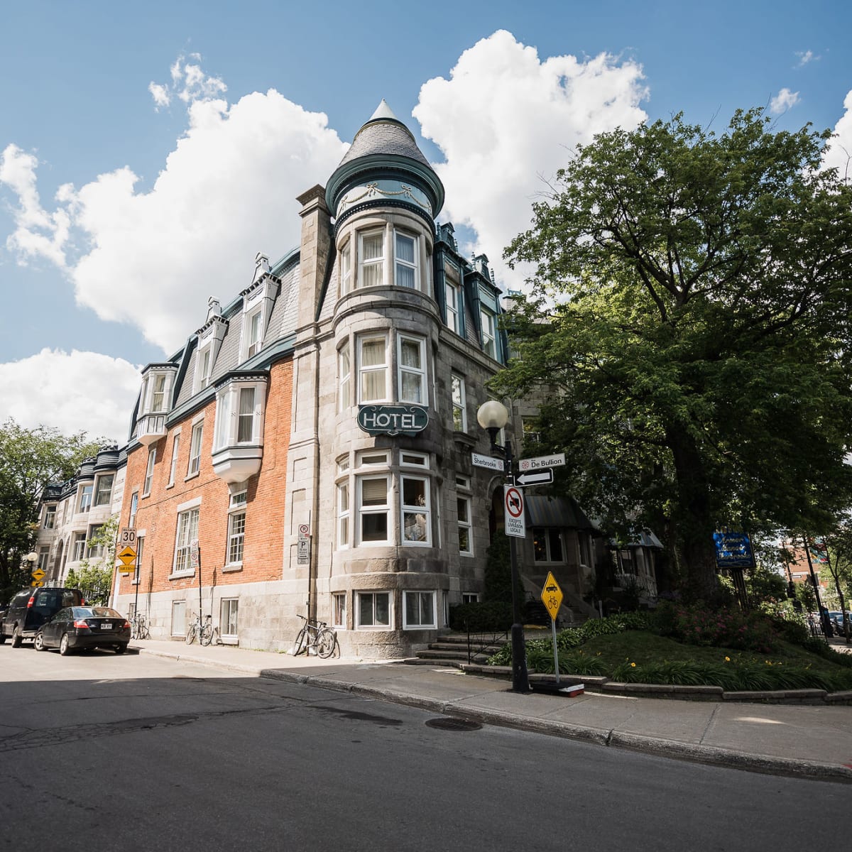Exterior of the Hôtel Manoir Sherbrooke.