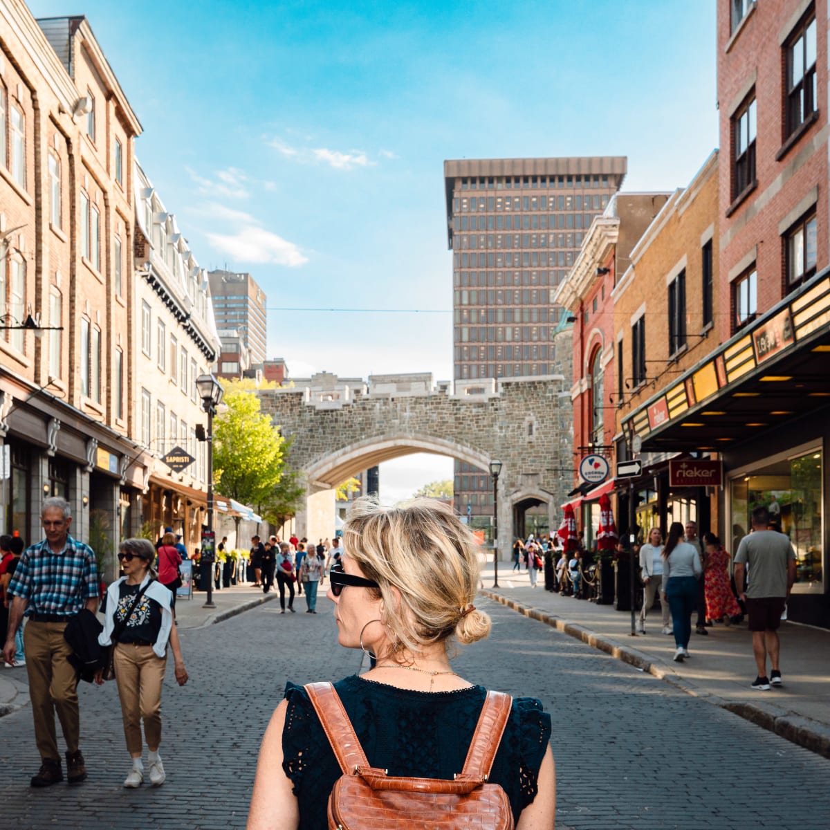 Une femme de dos se promenant à Québec.