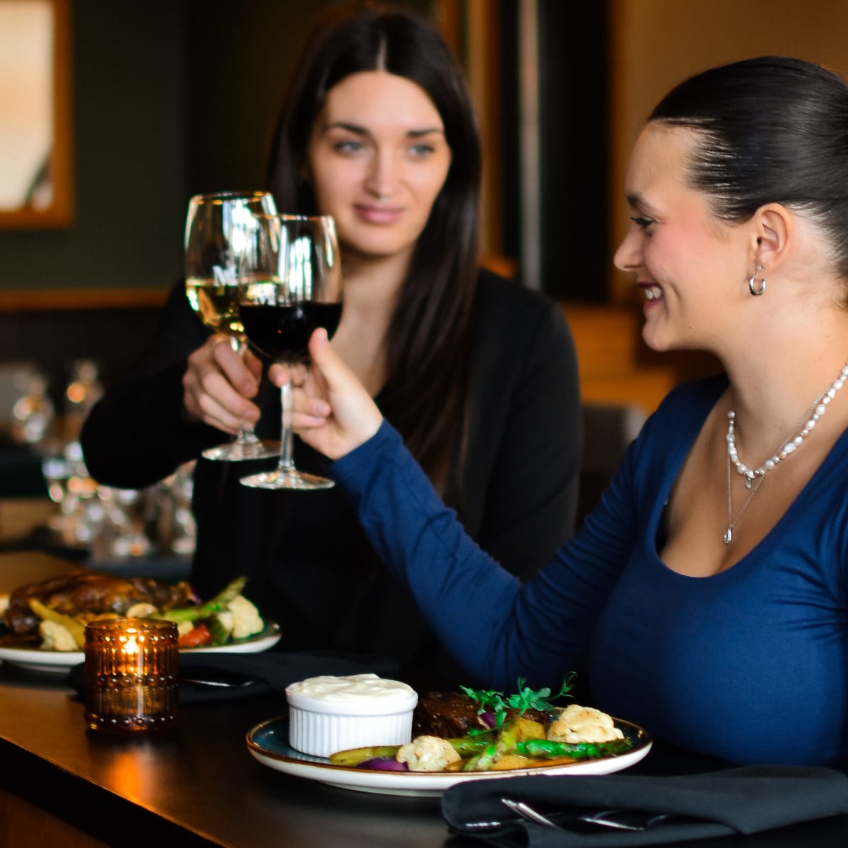 Deux amies qui mangent ensemble à l'Hôtel Montfort