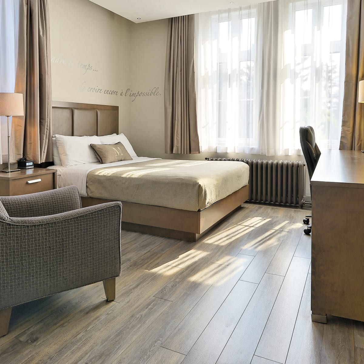 Chambre d’hôtel lumineuse au décor moderne et épuré.