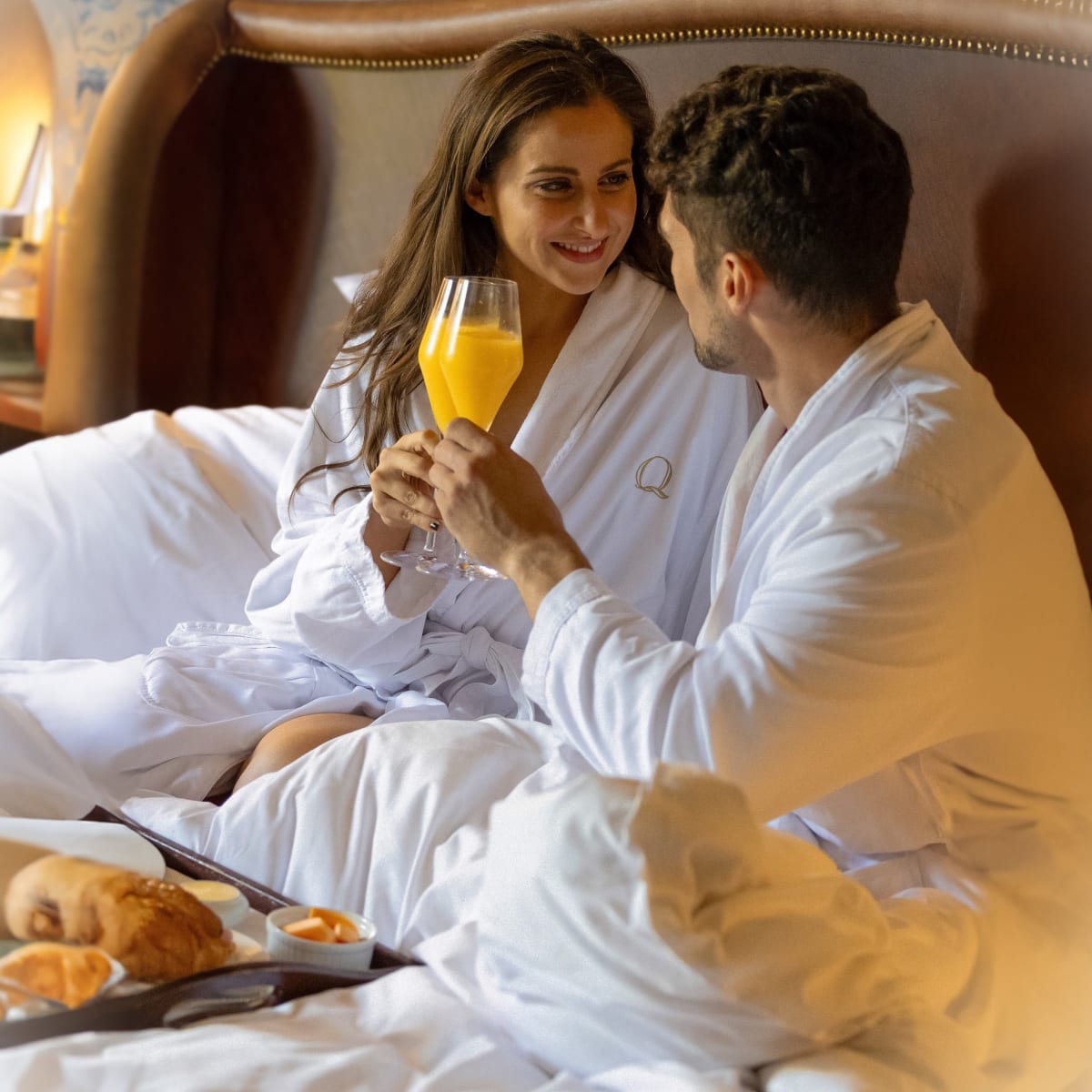Couple et déjeuner au lit.