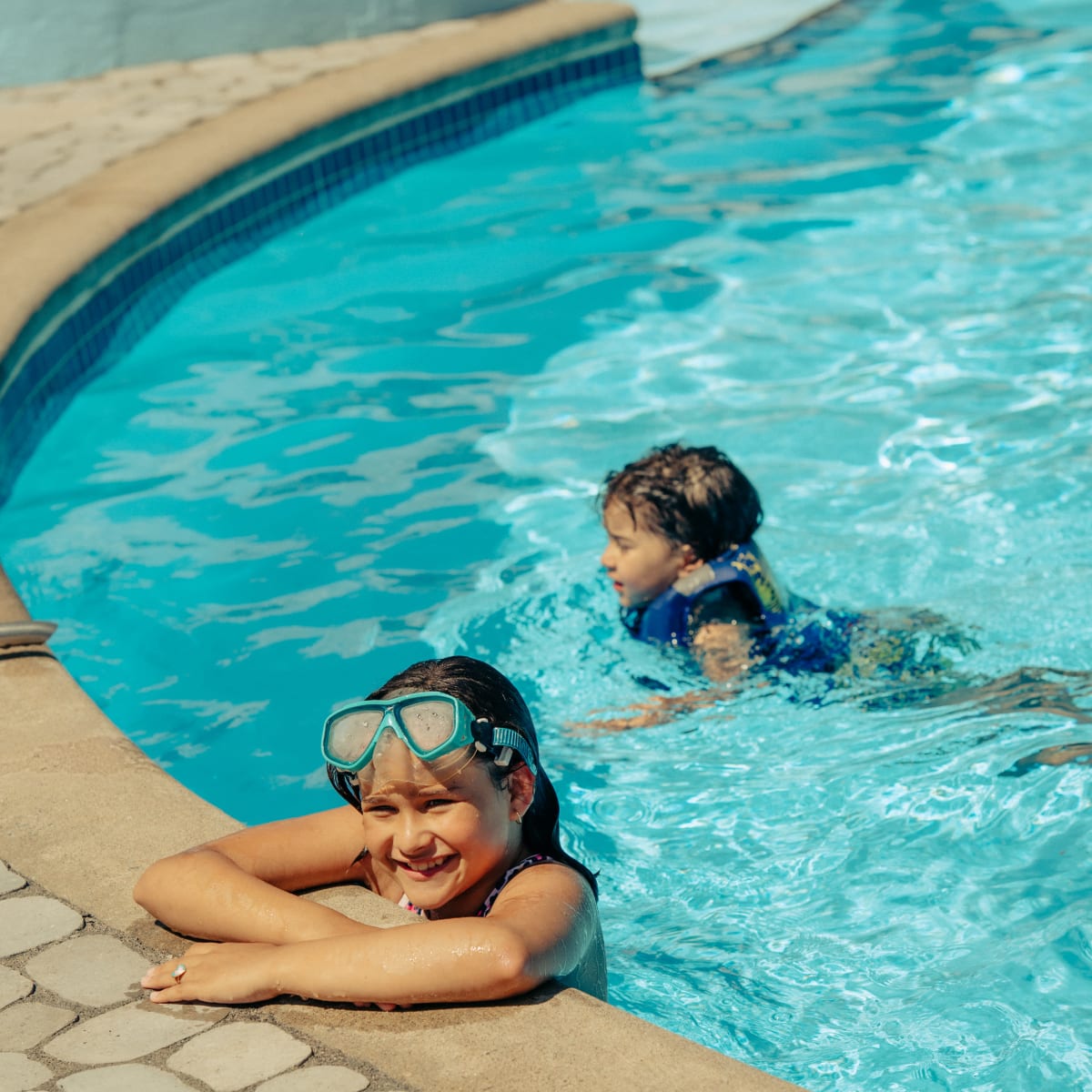Two kids in the pool at Hôtel Mont Gabriel.