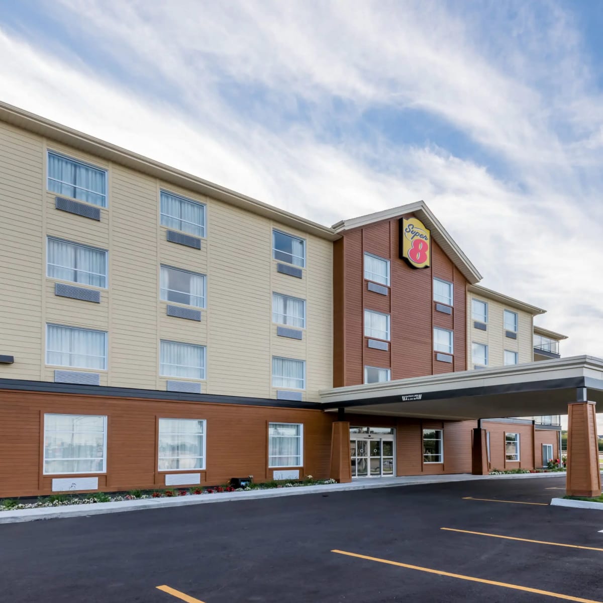 Façade de l'Hôtel Super 8 Mont-Laurier.