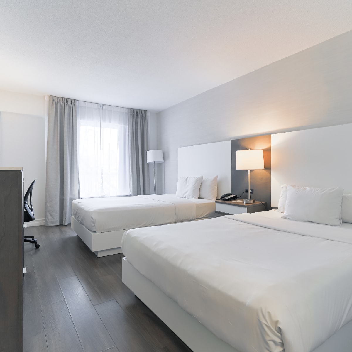 Une chambre avec deux lits doubles à l'Hôtel Universel Québec.