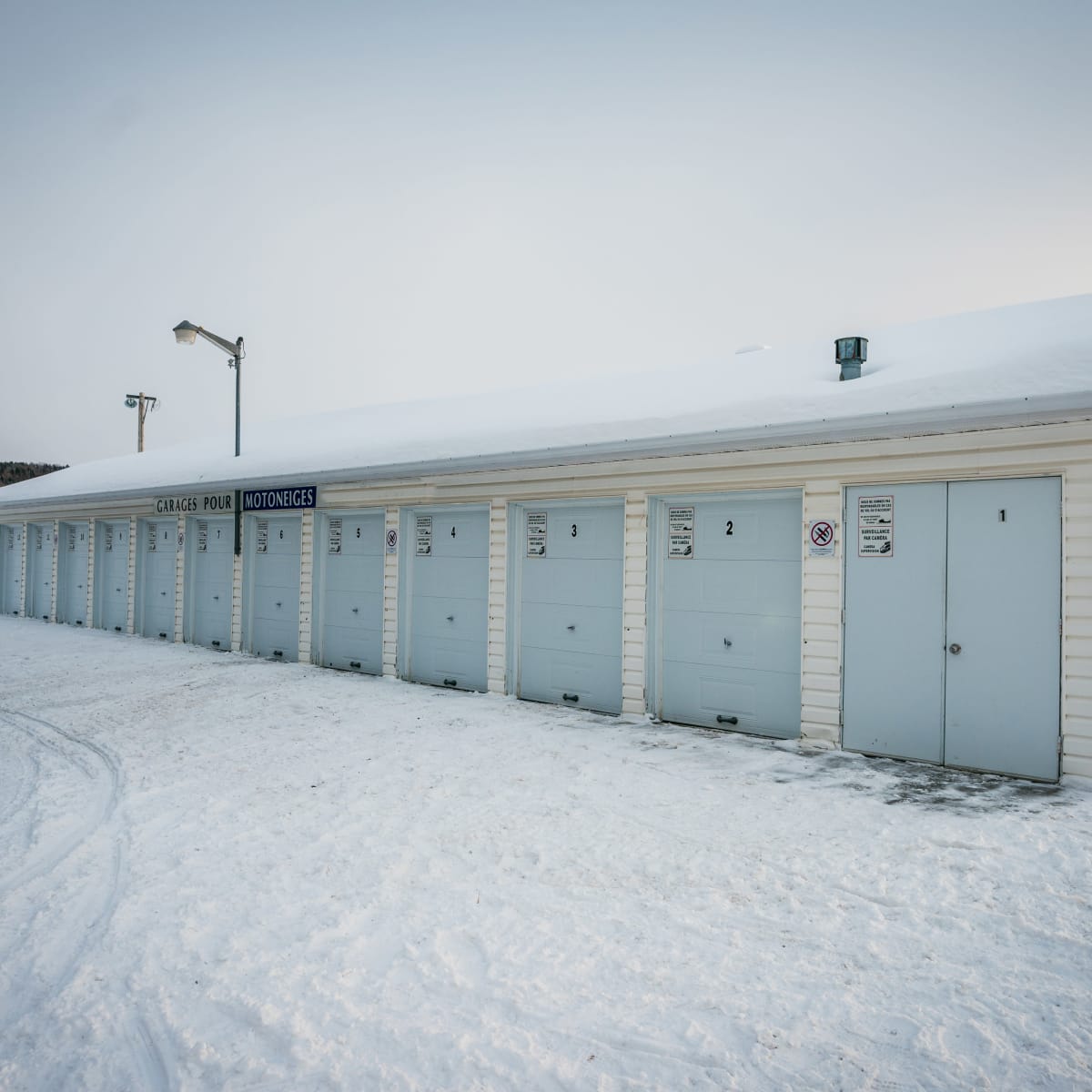 Remise de motoneiges à l'Hôtel Universel Rivière-du-Loup.
