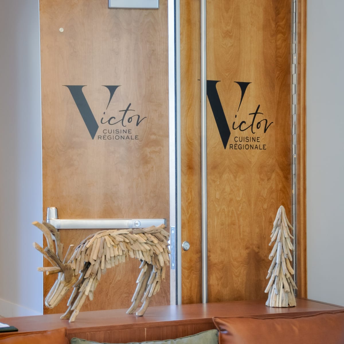 Portes du restaurant Victor.