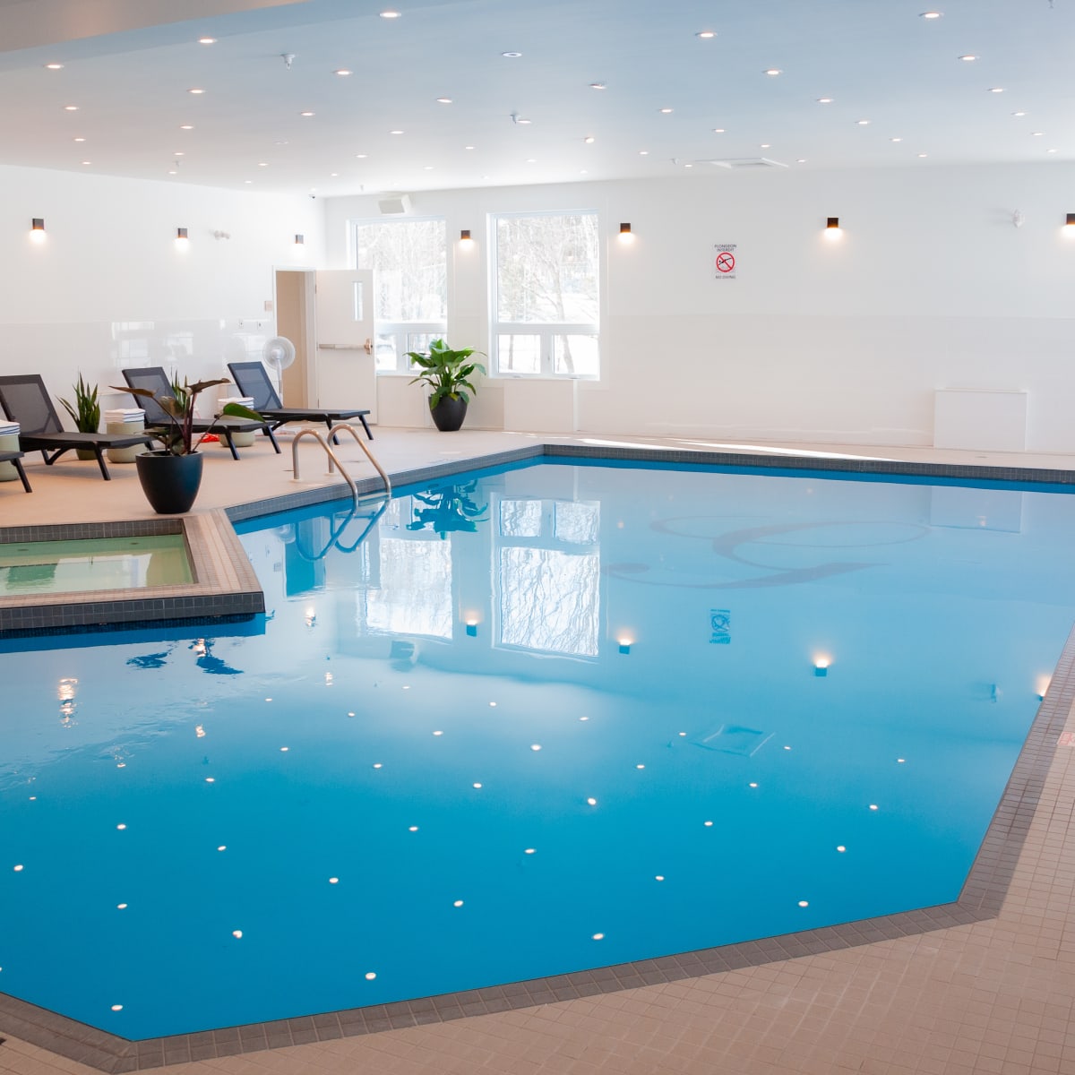 Piscine intérieure de l'hôtel