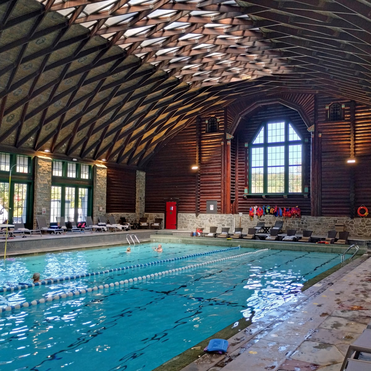 Piscine intérieure, Château Montebello.
