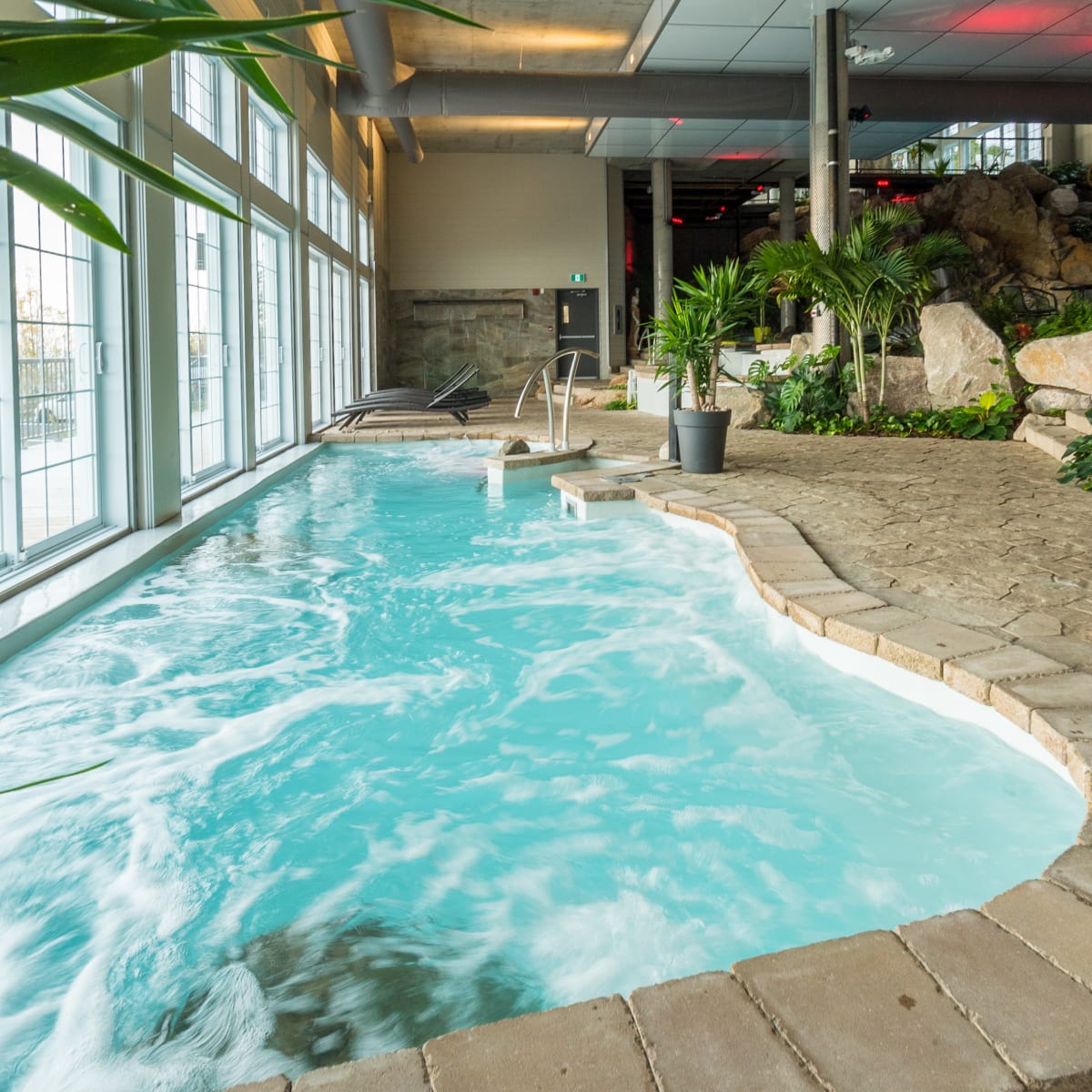 Piscine intérieure, Petit Manoir du Casino.