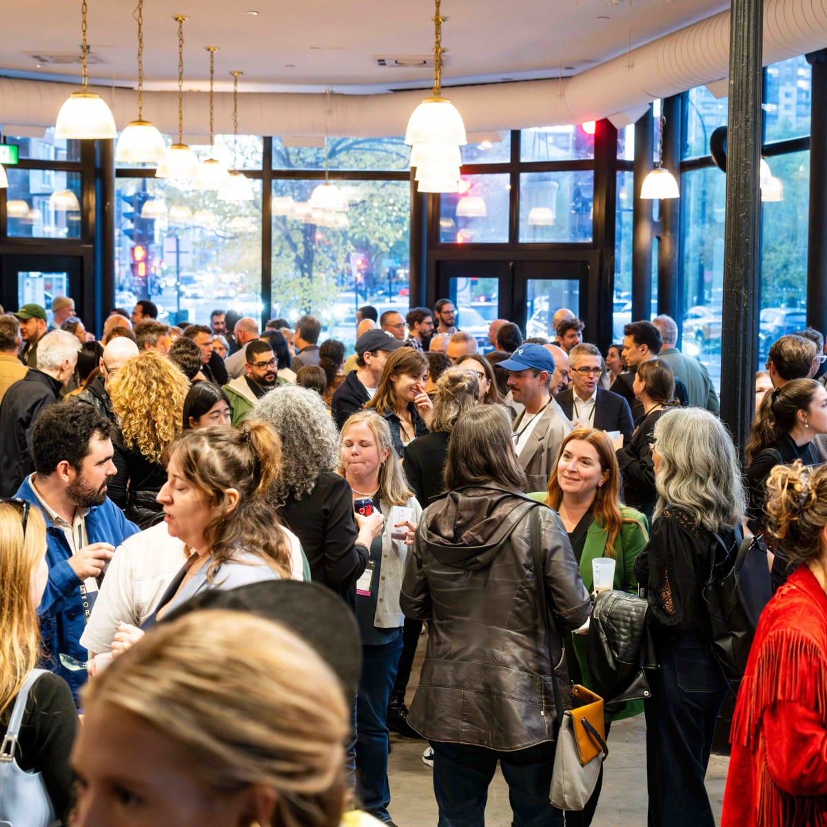 Hub Montréal - Une salle remplie de personnes qui discutent ensemble
