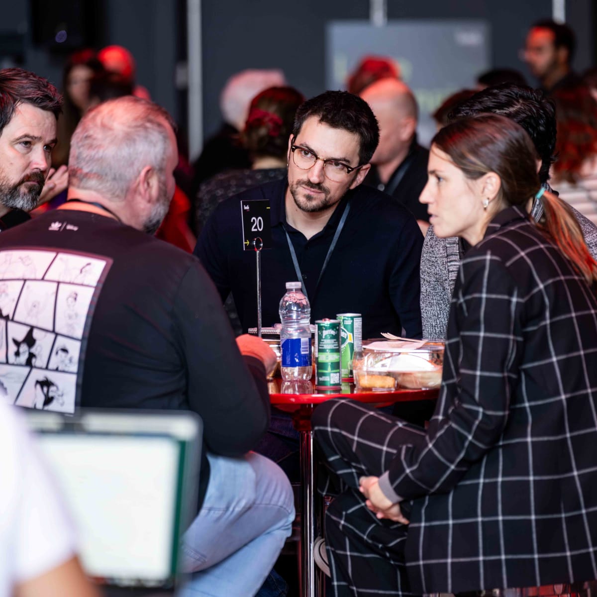 Hub Montréal - Des personnes sont assises à l'entour d'une table ronde