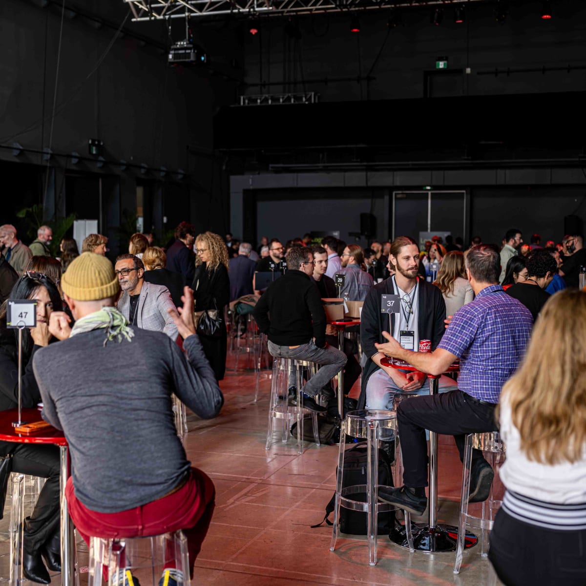 Hub Montréal - Plusieurs personnes sont assises à l'entour de tables rondes