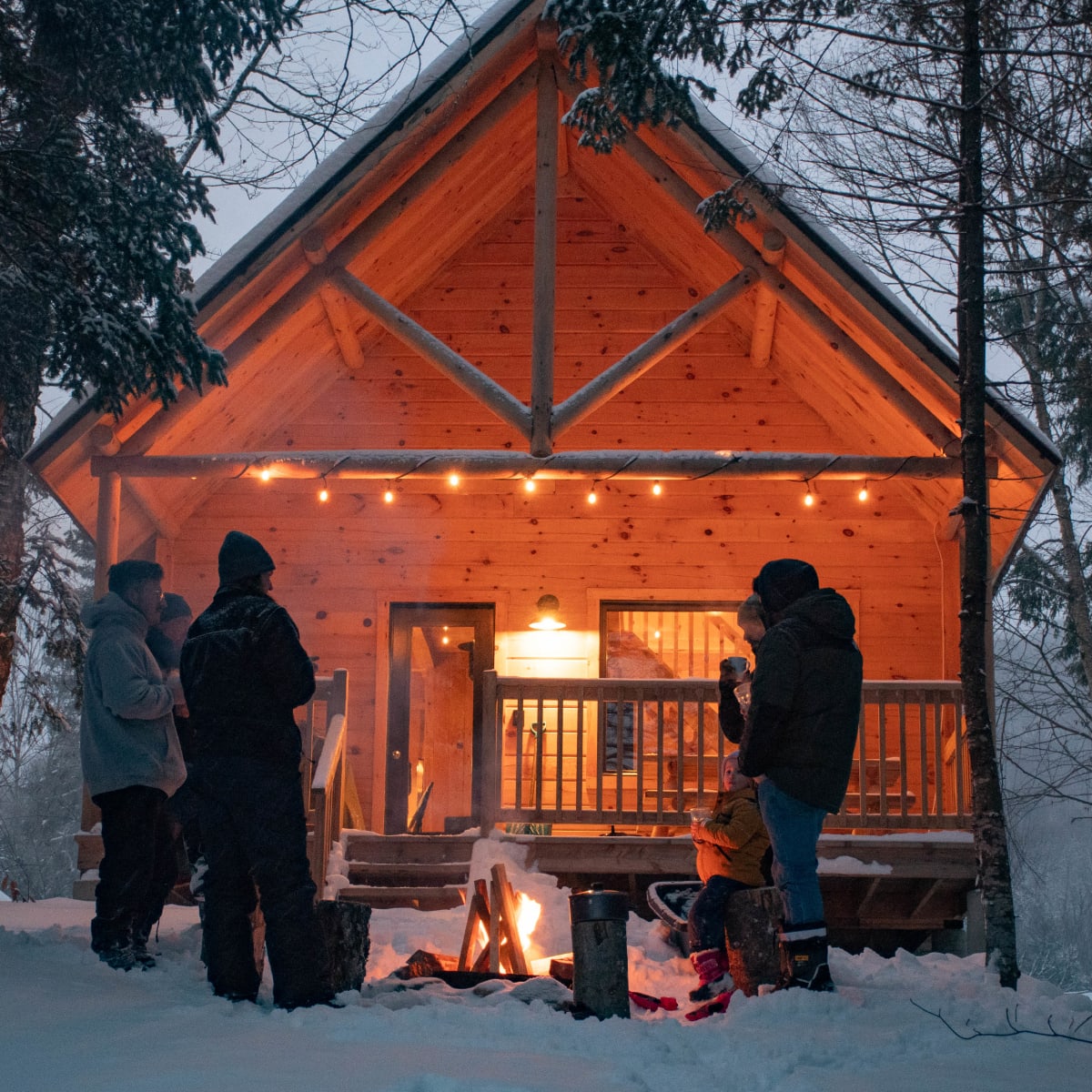 Prêt-à-camper en hiver en famille. 
