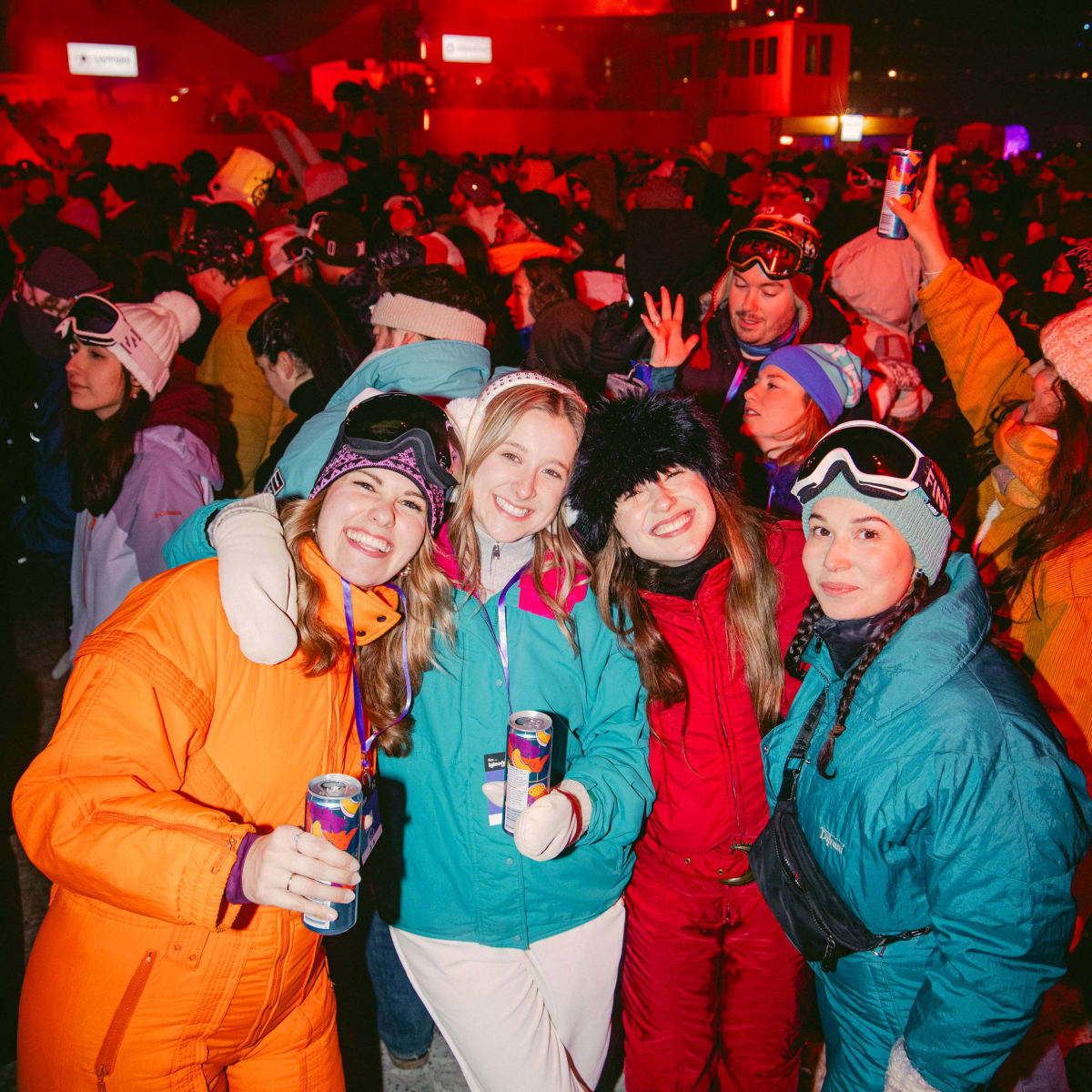 Groupe de femmes joyeuses dans la foule.