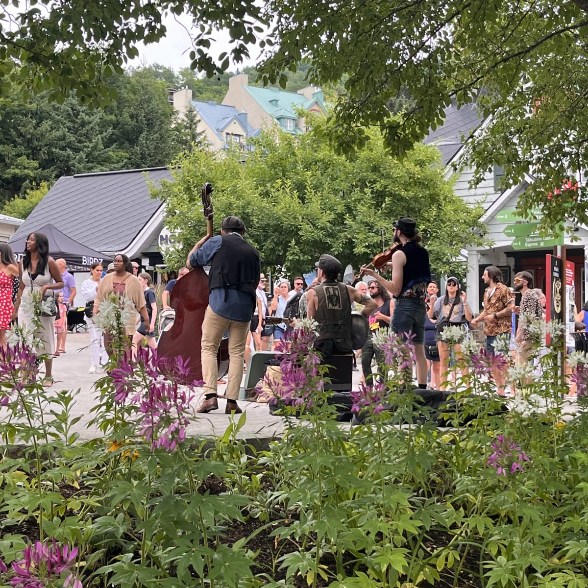 Musiciens de jazz sur une place publique. 