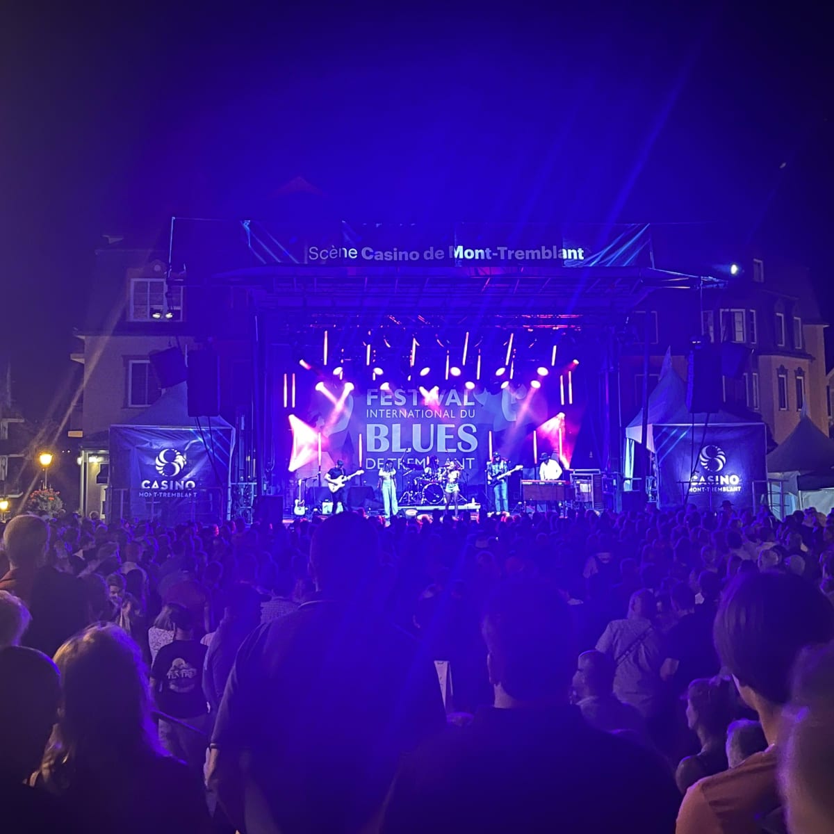 Scène le soir du Festival International du Blues de Tremblant.