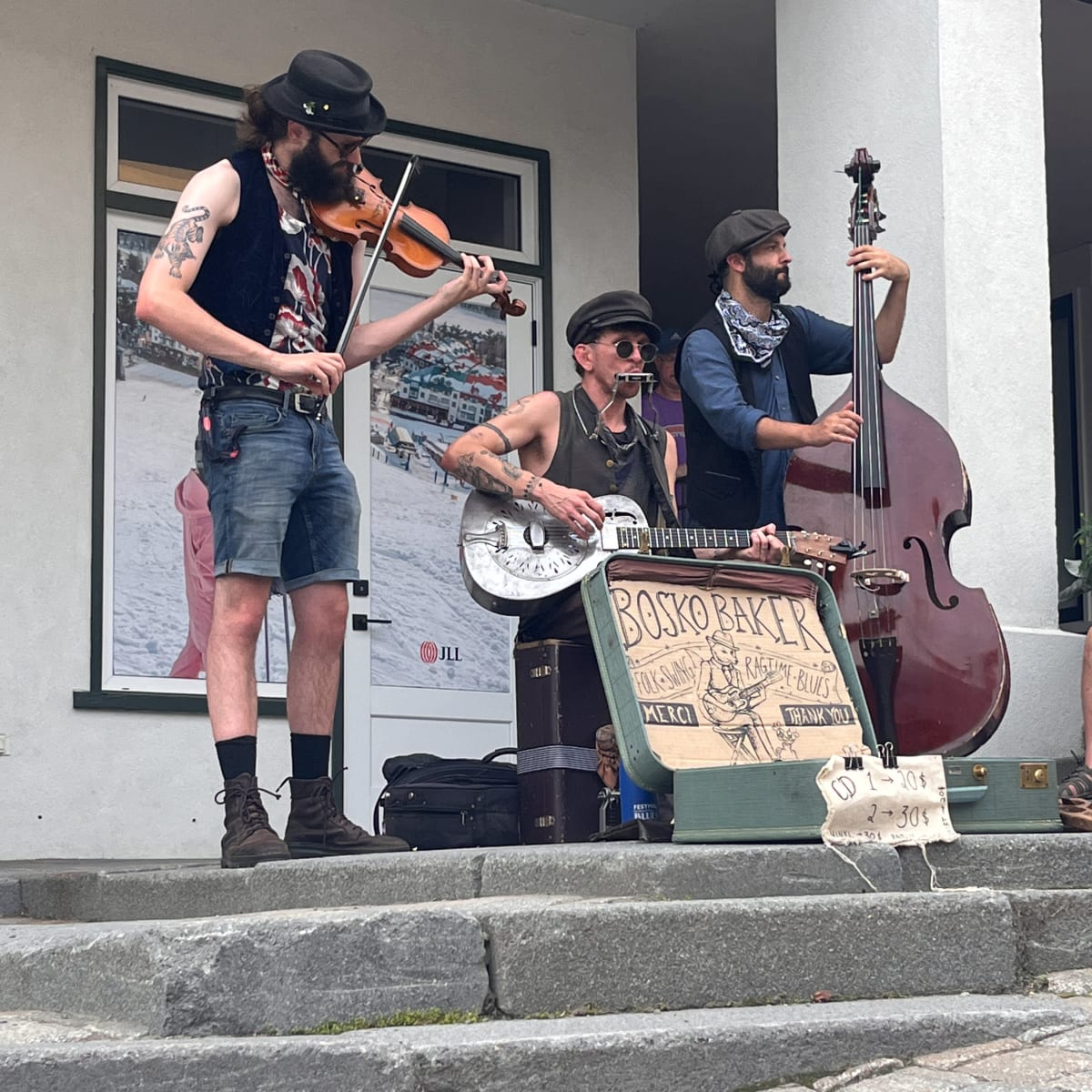 3 musiciens de jazz ou de blues sur la rue.