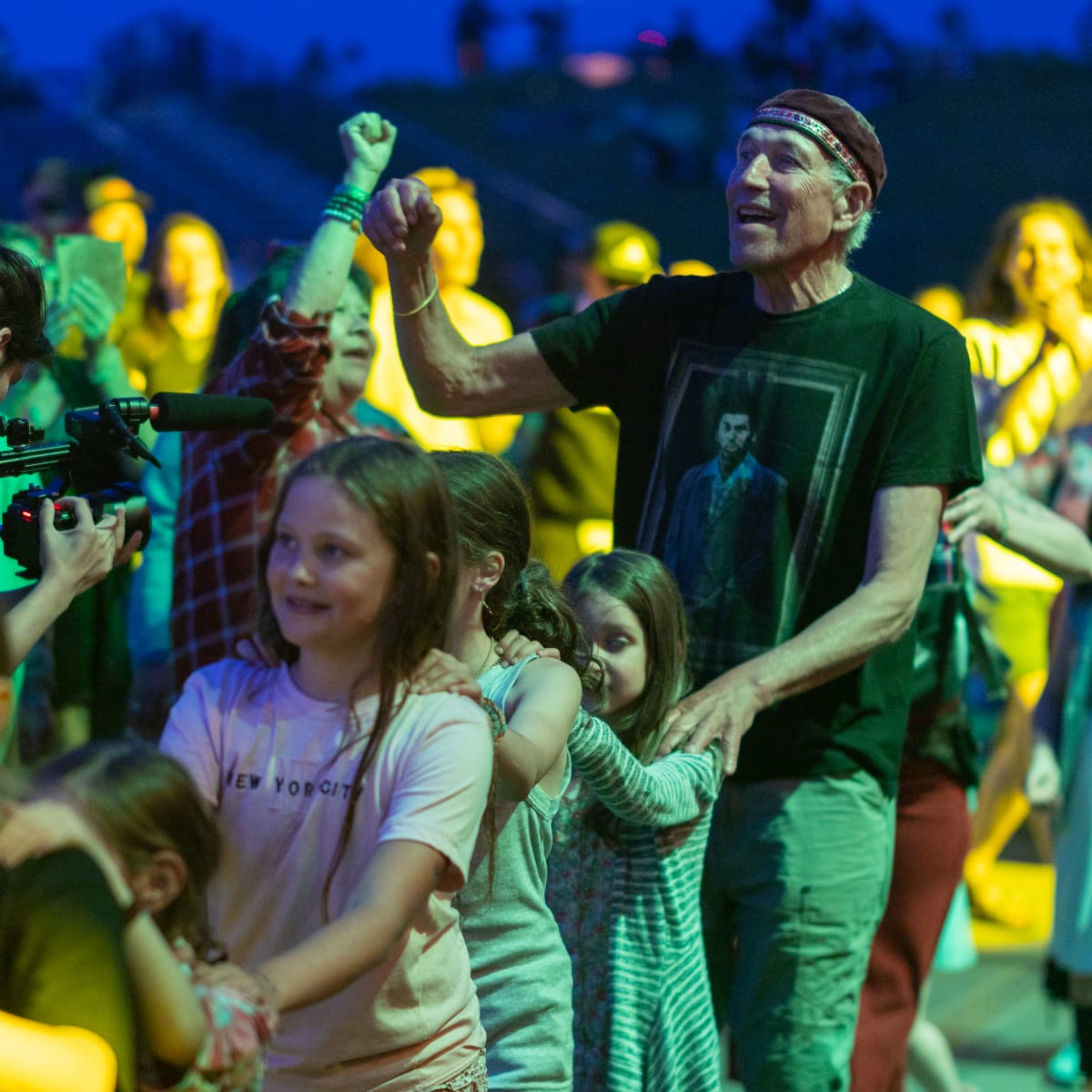 Groupe d'adultes et d'enfants à un spectacle de musique autochtone.
