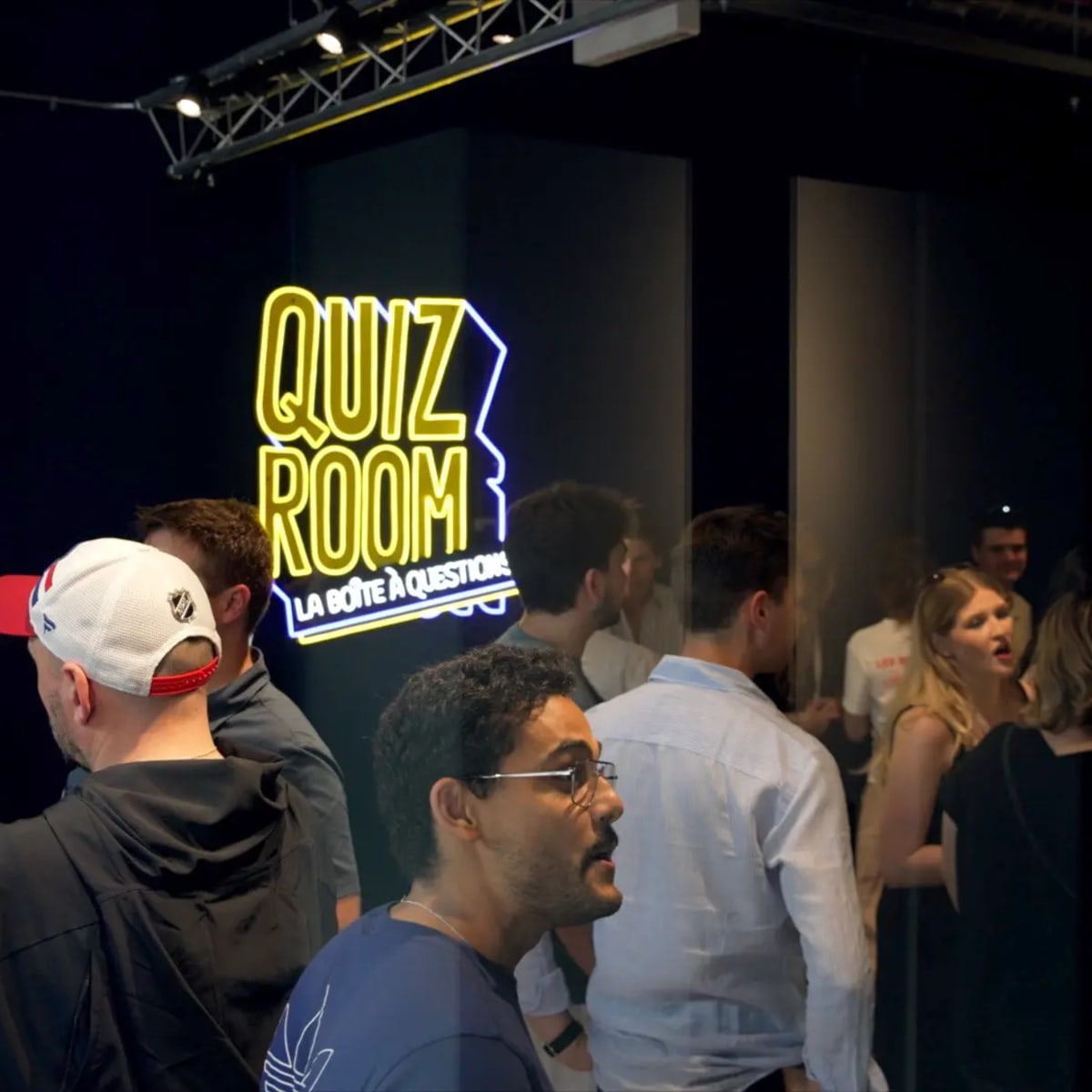 La Boîte à Questions – Quiz Room Montréal - Plusieurs personnes sont rassemblées