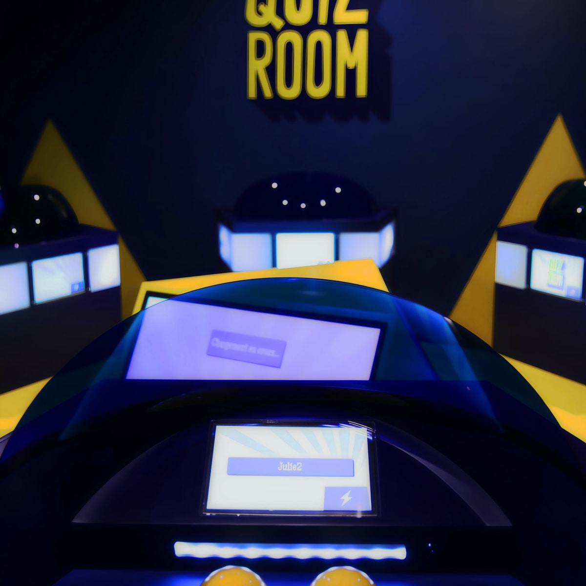 La Boîte à Questions – Quiz Room Montréal - machine interactive de jeu-questionnaire dans une salle de quiz