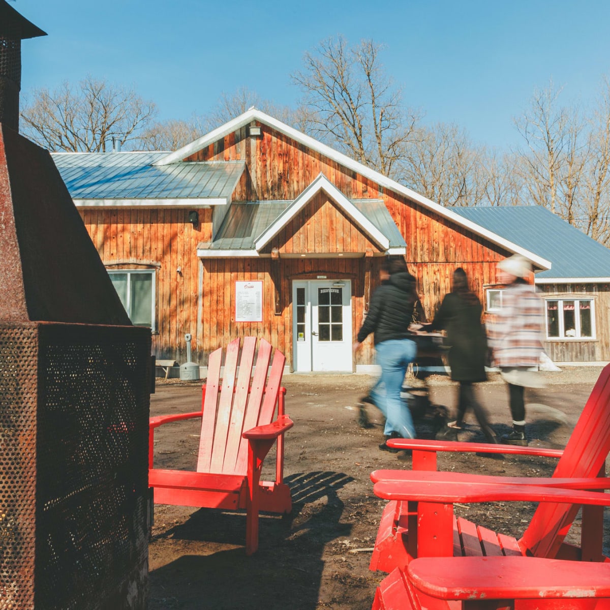 Personnes marchent vers le bâtiment de la Cabane Osias.
