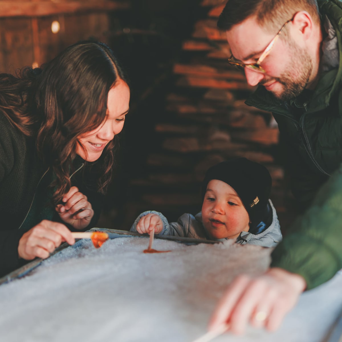 Famille et de la tire d'érable sur neige à la Cabane Osias.