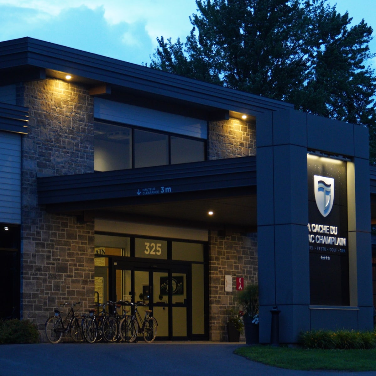 La cache du lac Champlain - Building facade in the evening.