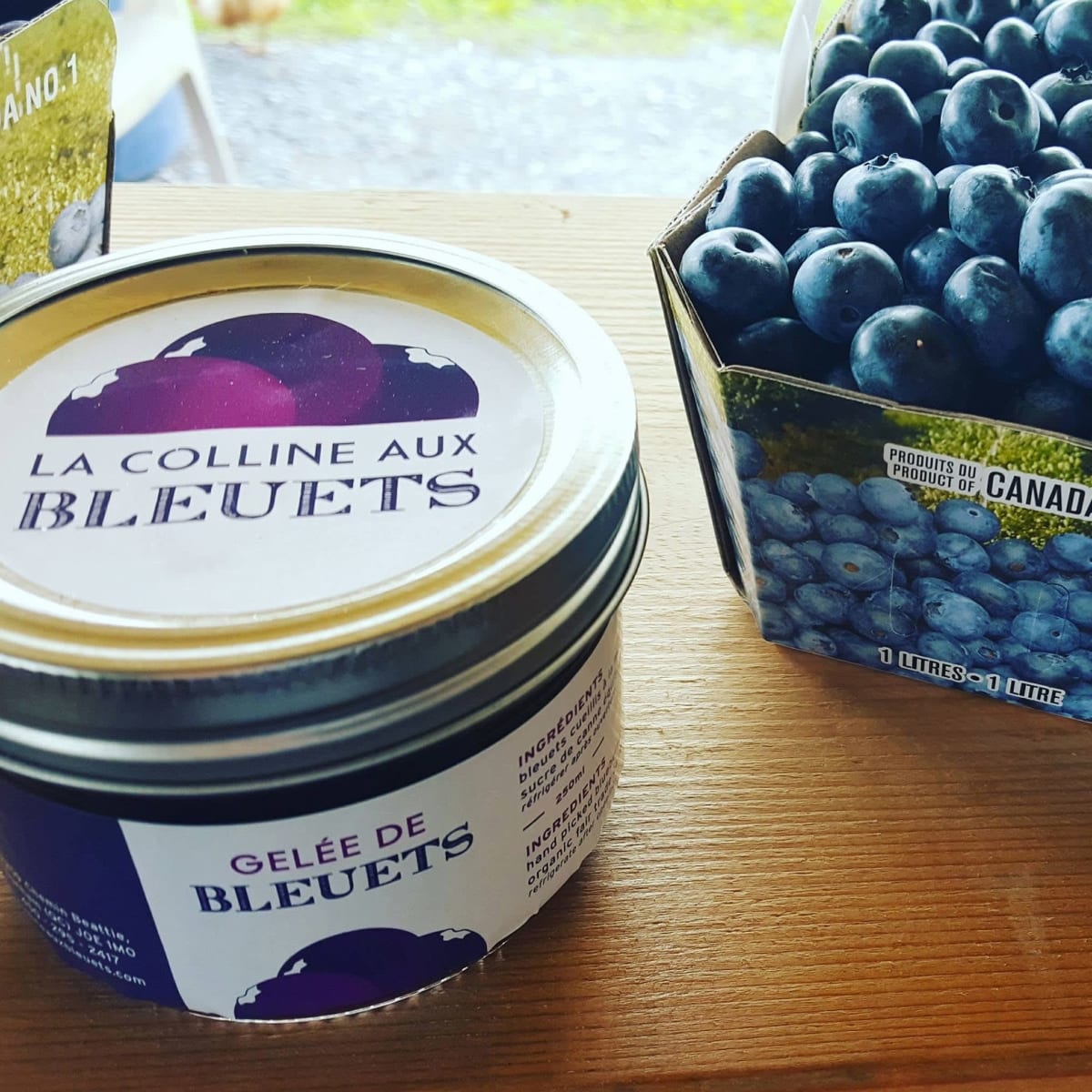 Gelée de bleuets et bleuets frais.