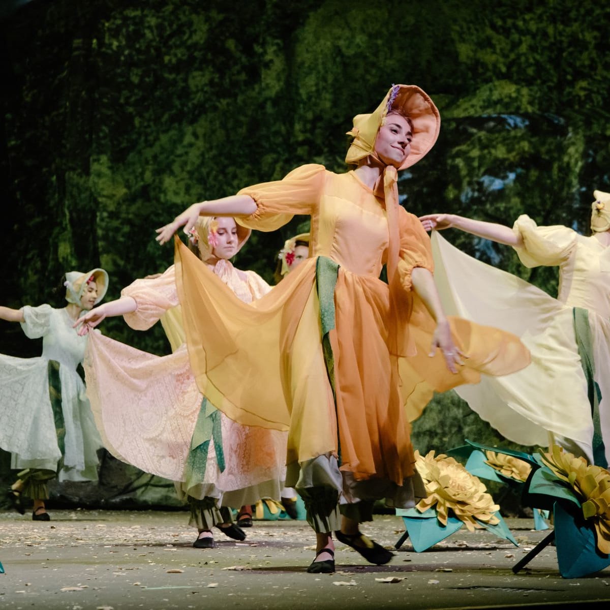 Des femmes dansent dans le spectacle La Fabuleuse Histoire d'un Royaume