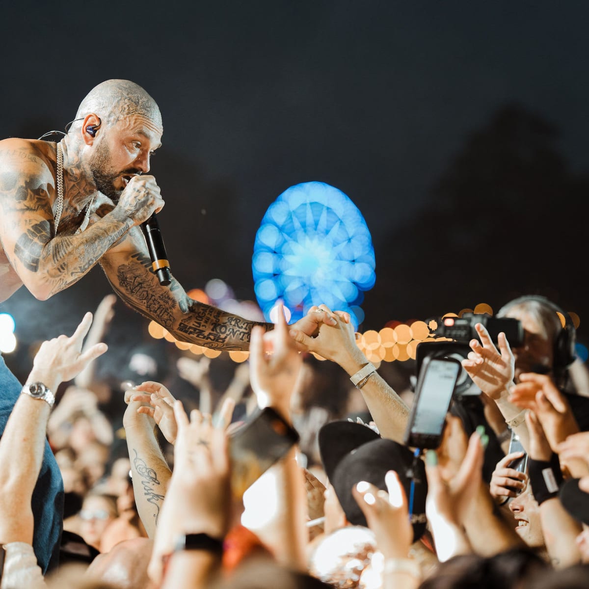 Chanteur avec une foule