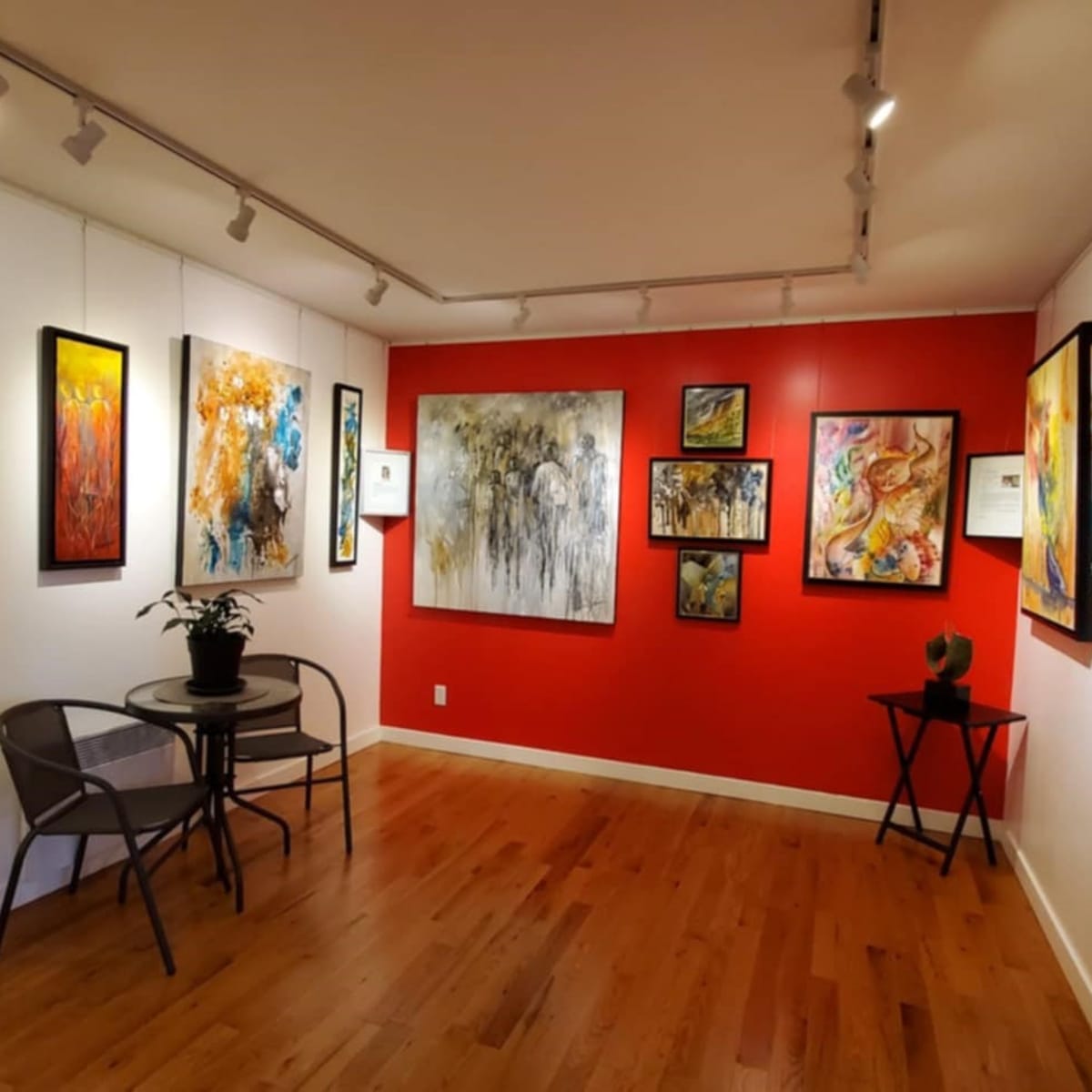 Une exposition d'oeuvres d'art dans une galerie.