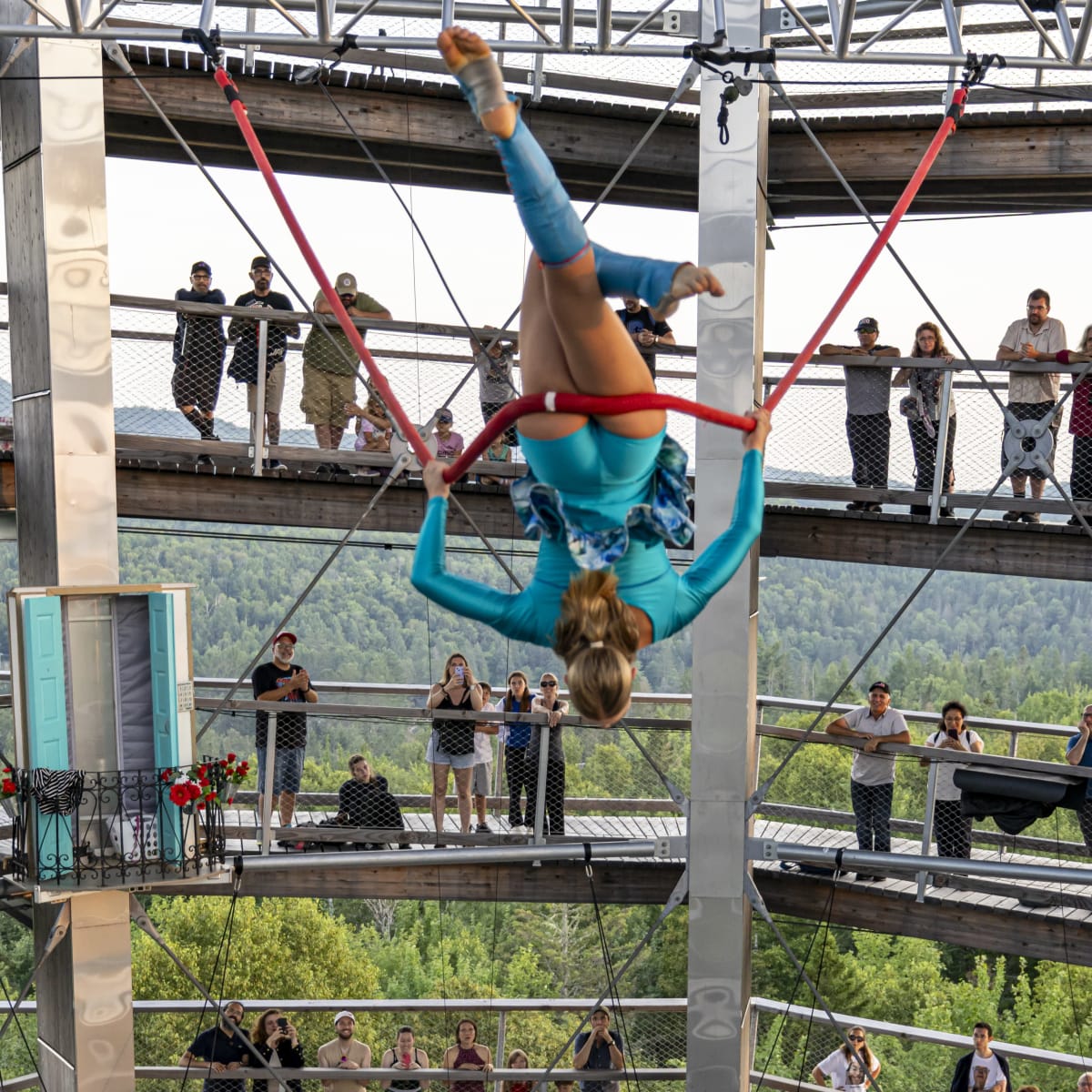 Acrobate suspendue la tête en bas.