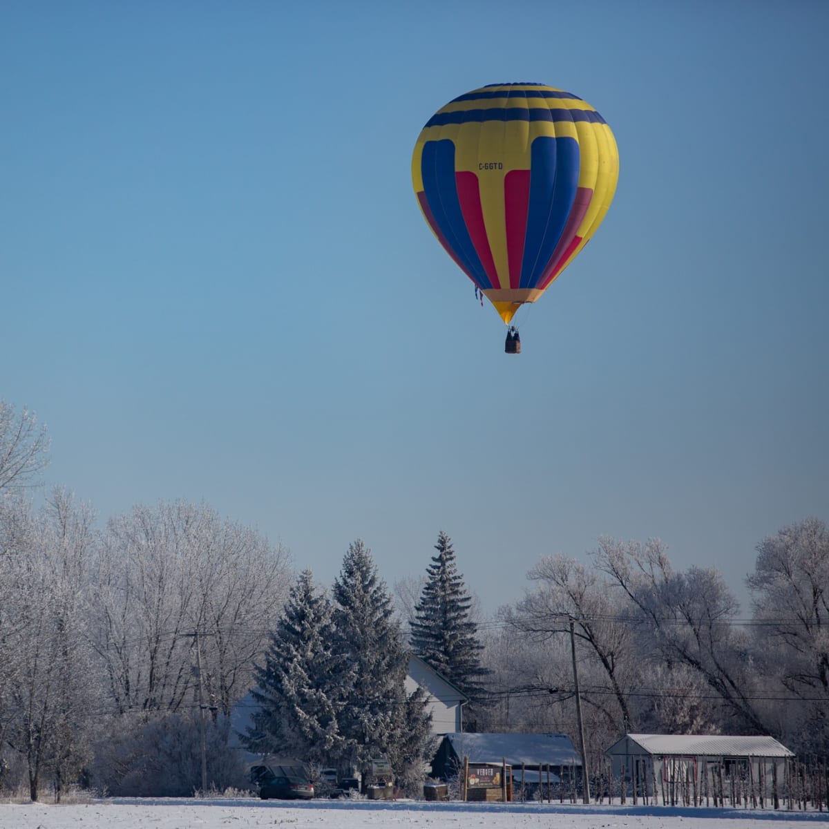 Vol de montgolfière dans un paysan d'hiver.