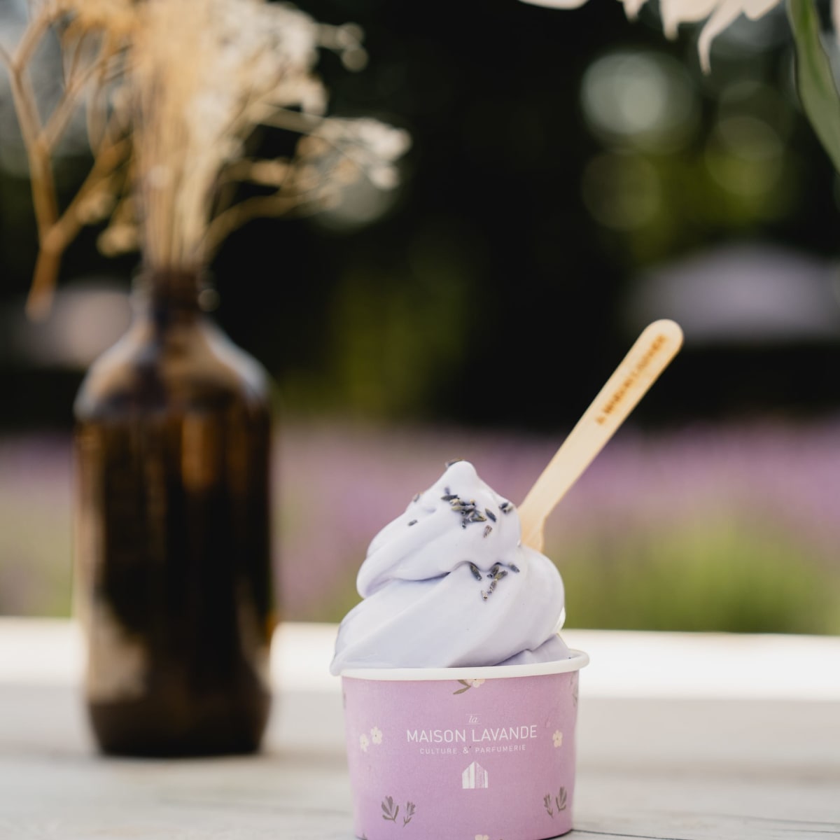 Crème glacée à la lavande sur une table à l’extérieur.