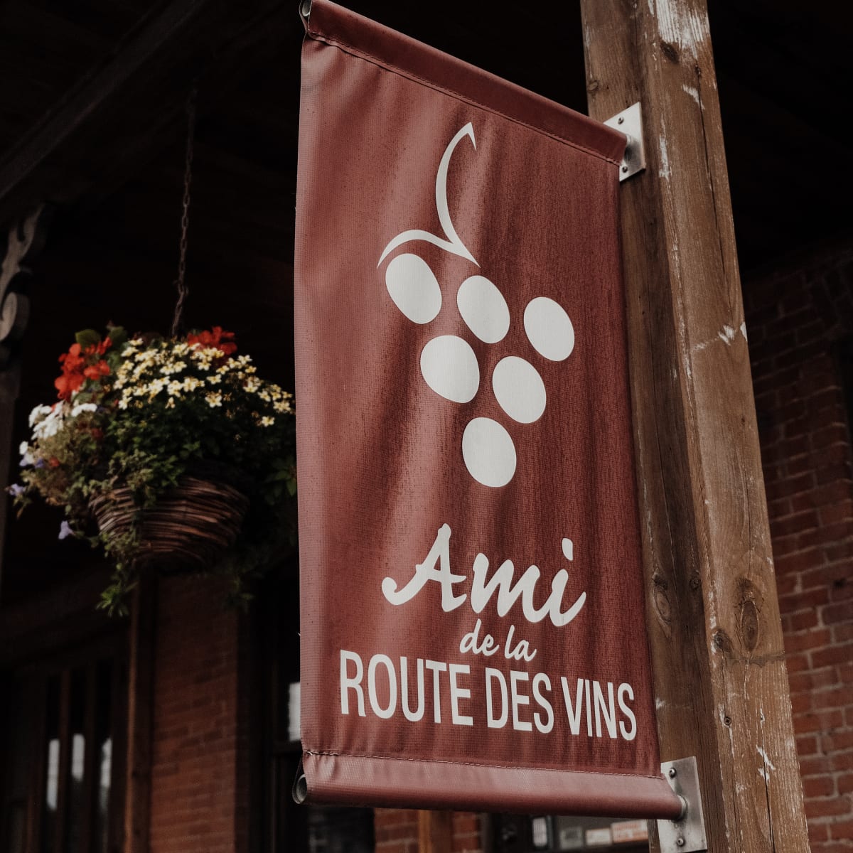 "Amis de La Route des vins" (Wine Route Friends) banner