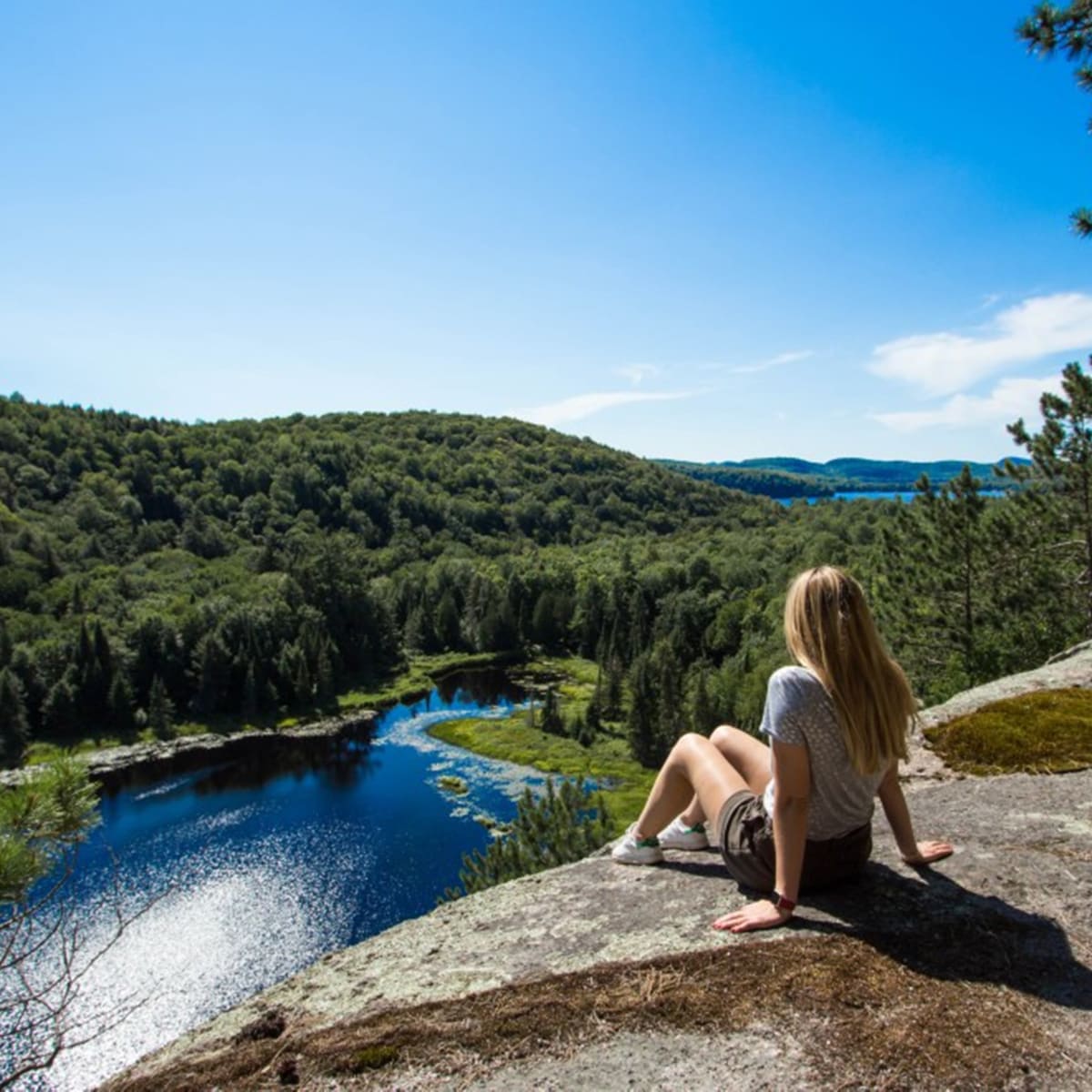 Randonneuse regardant l'horizon d'un sommet. 