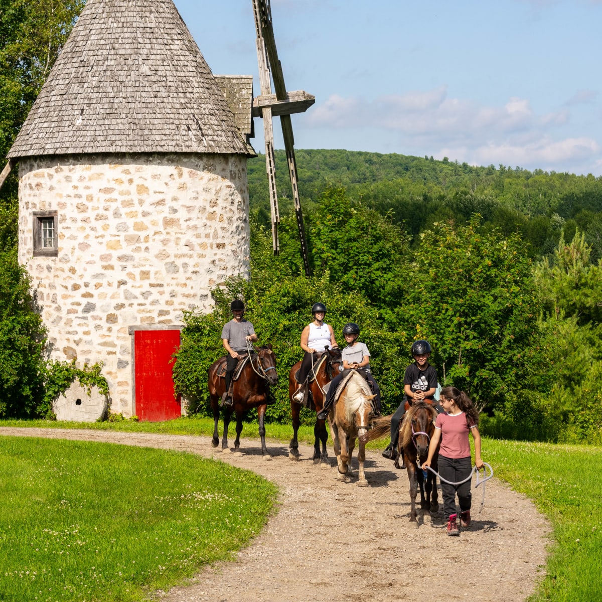 Équitation en groupe près du moulin.