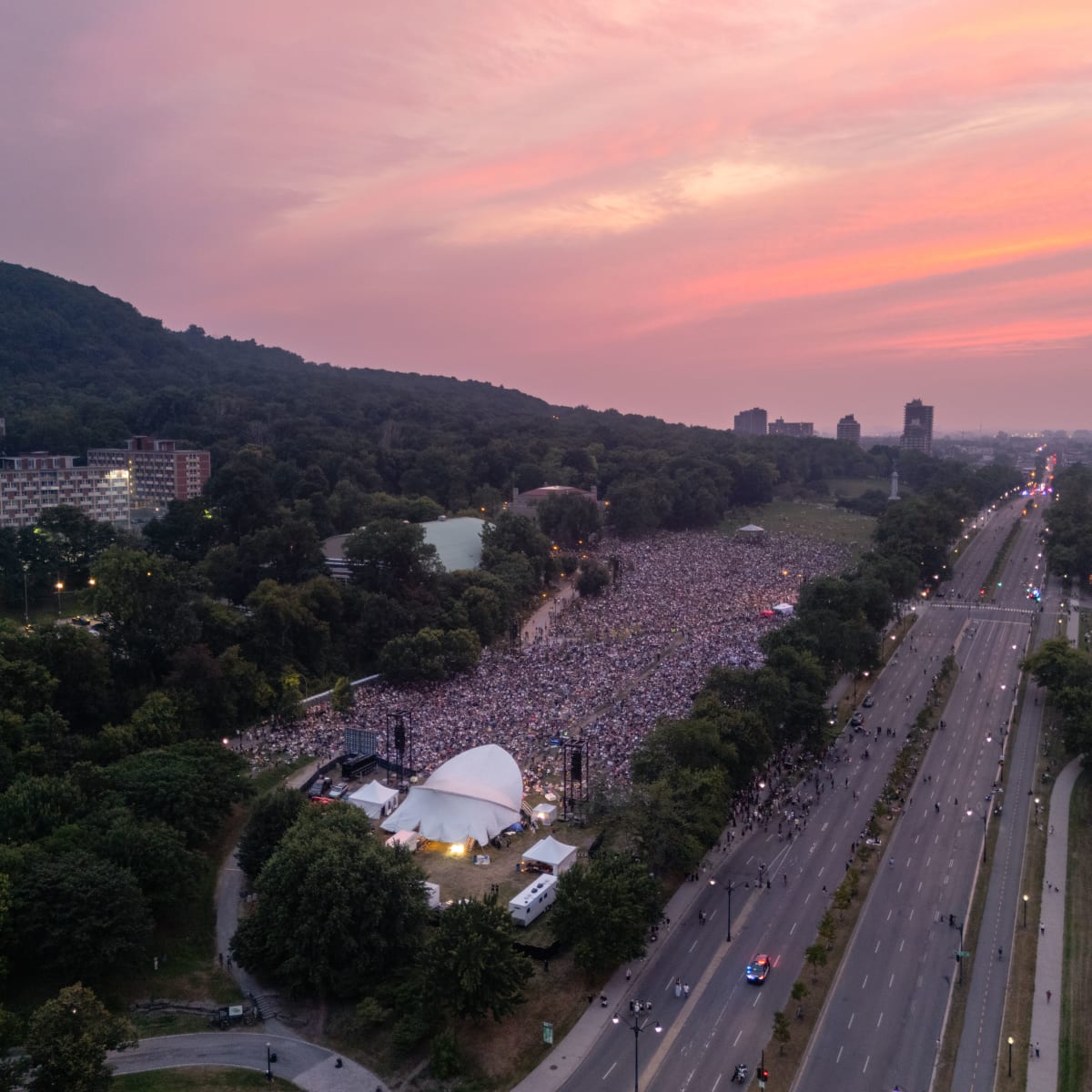 Foule au pieds du Mont Royal.