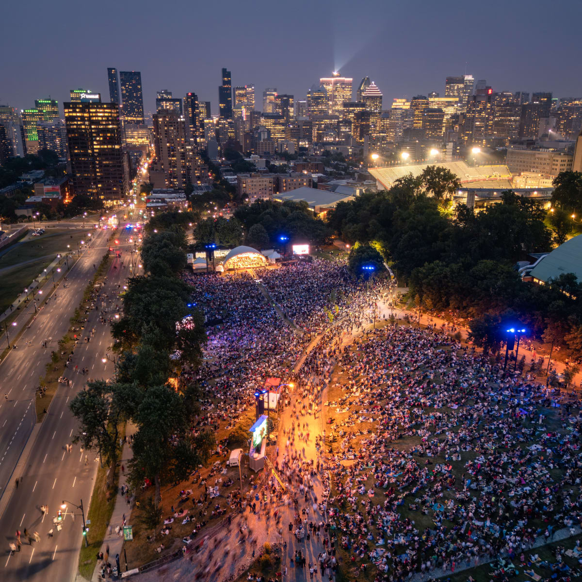 Foule au pieds du Mont Royal.